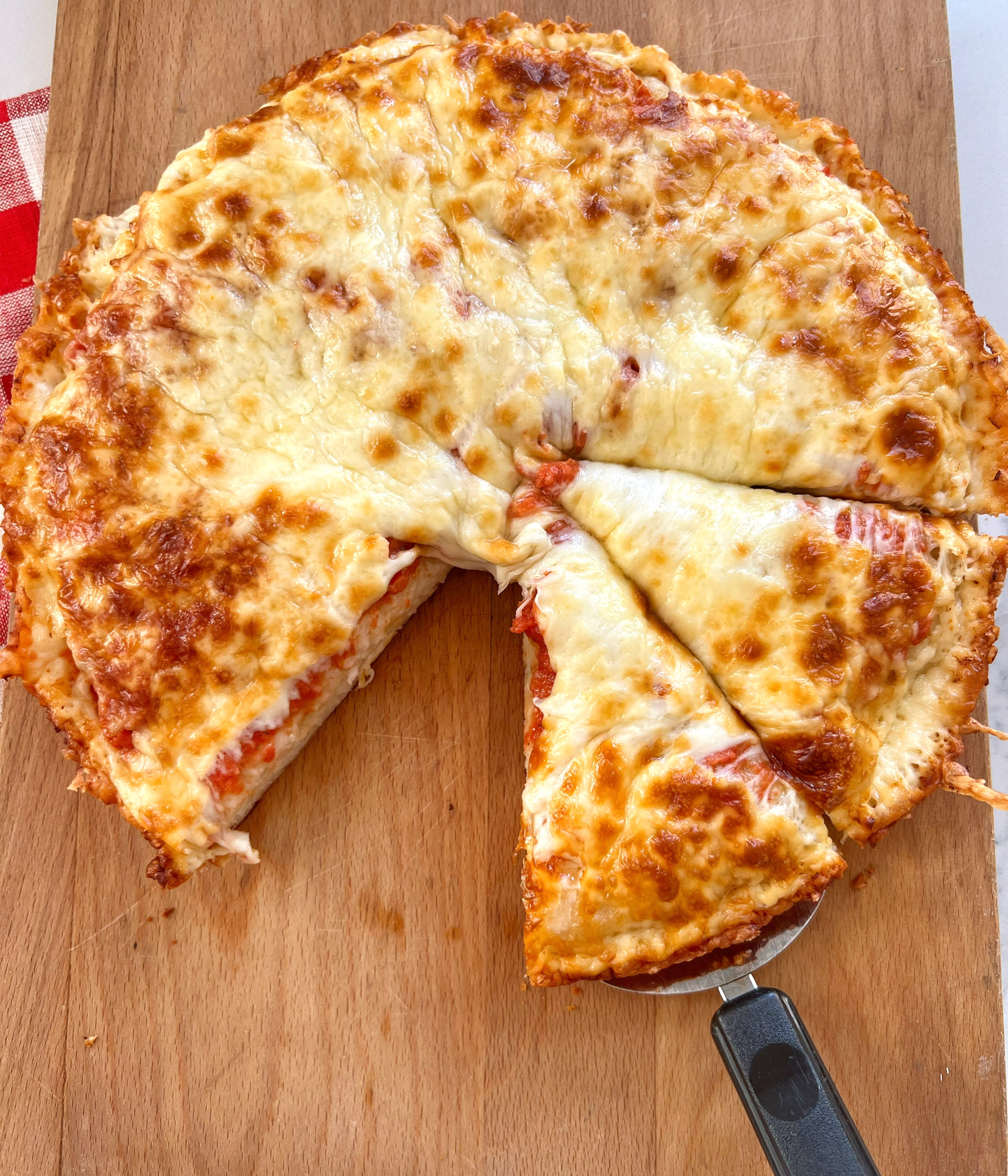 How to Make The Cheesiest Perfect Cast Iron Pan Pizza - A Feast For The Eyes