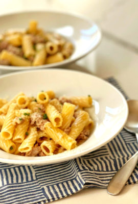 For a quick weeknight meal, this Rigatoni with pork sausage and chives is a comforting meal. The sauce is made with shallots, reduced white wine and heavy cream. Garnished with Parmesan cheese and chives, this dish is both filling and delicious.